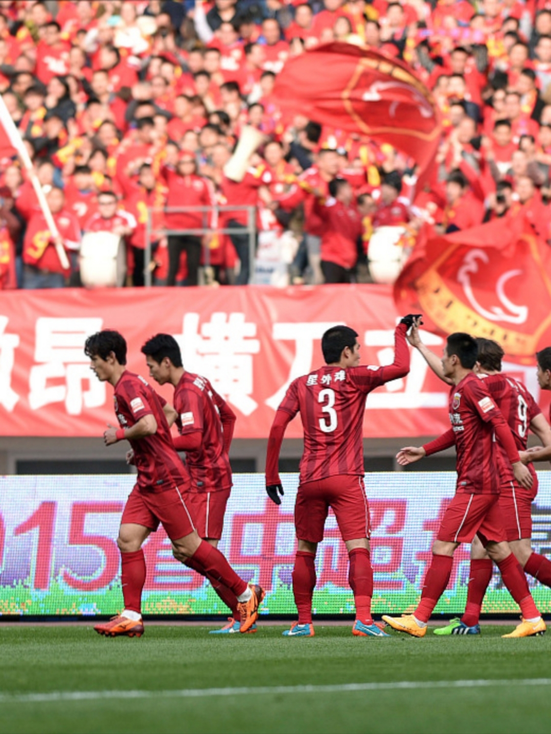 开云平台-欲取佳绩，国内足球联赛各队冲刺全力